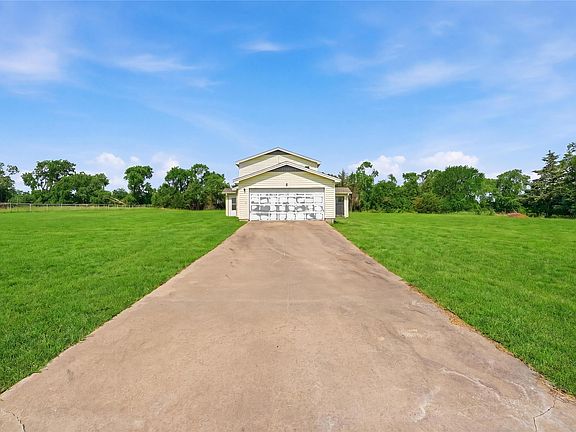 4th image of 9641 Country Ln
