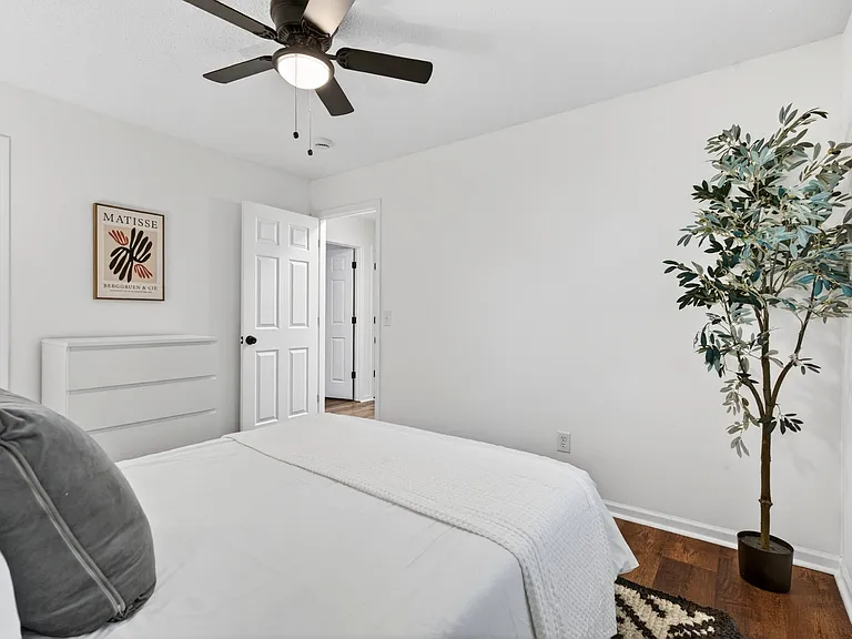 2126 Hungerford Dr — Photo 24
