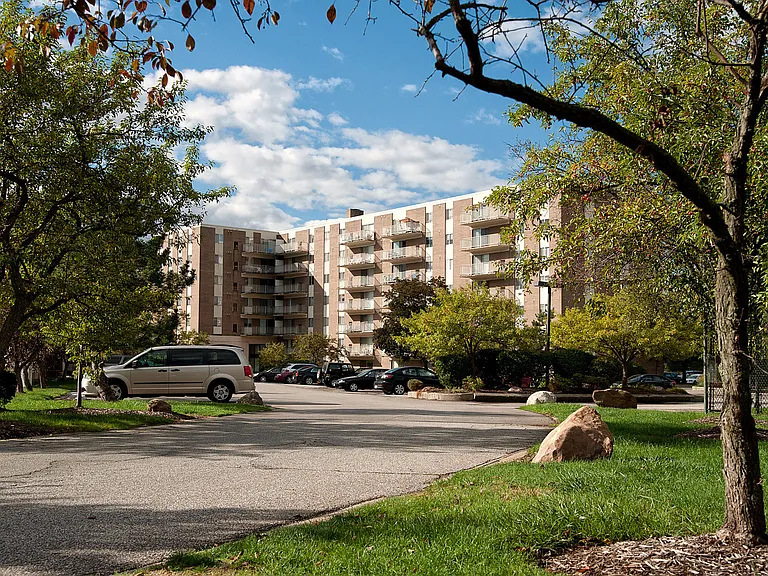 Rockside Park Towers — Photo 12