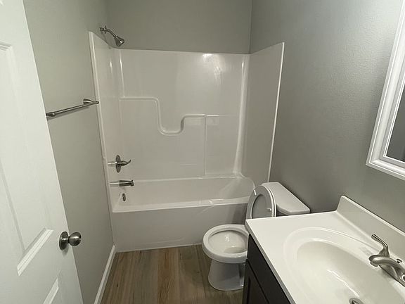 2nd image of 909 E 7th St #16