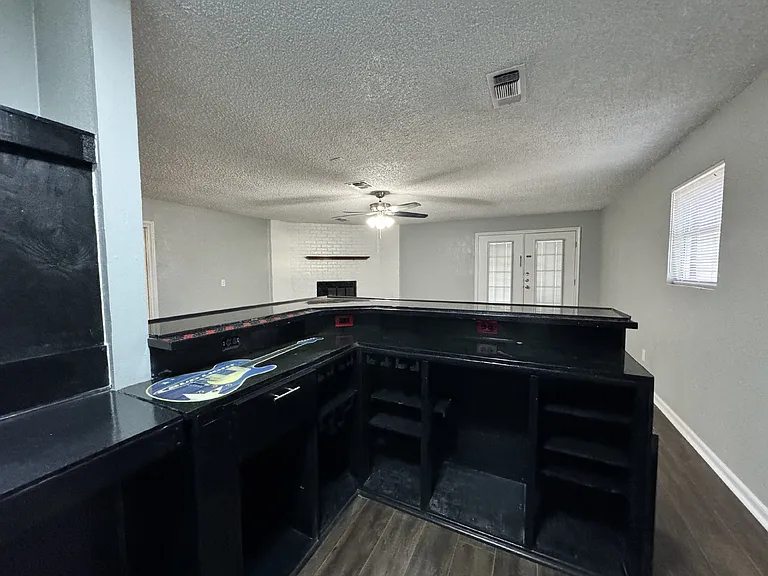 140 Towne West Dr — Photo 25