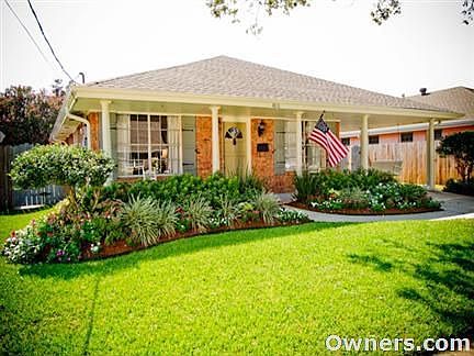 Great curb appeal and a beautiful oak tree