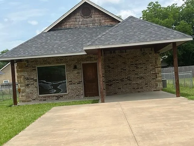 3 bed, 1305 sqft, $1,450 — Photo 2