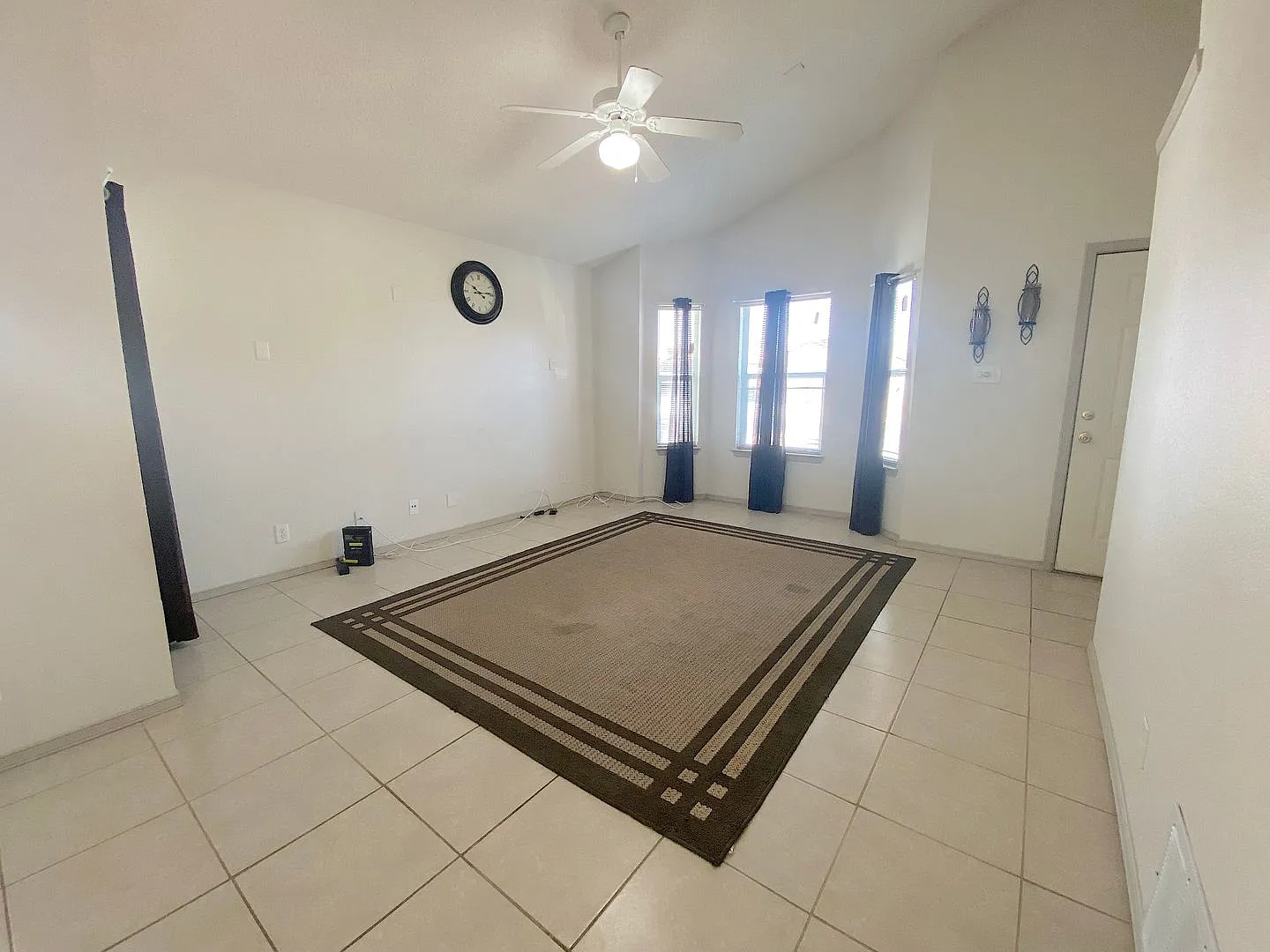 East El Paso 3 bed Refrig A/C — Photo 4
