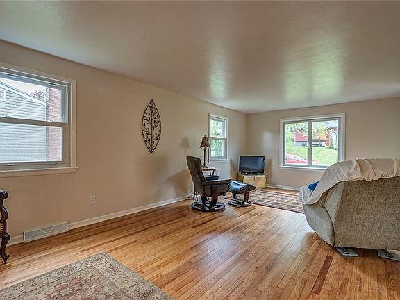 3rd image of 121 Northwood Way