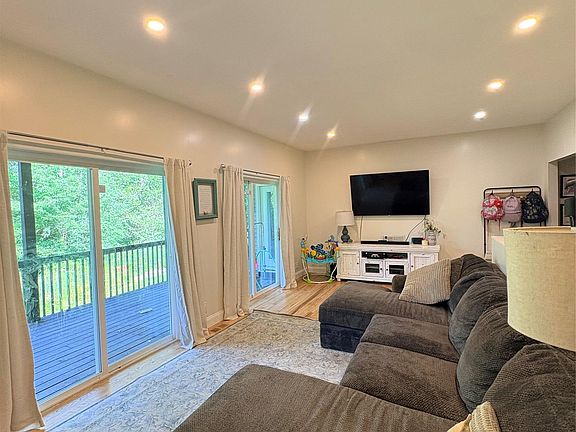 3rd image of 50 Hambletonian Avenue