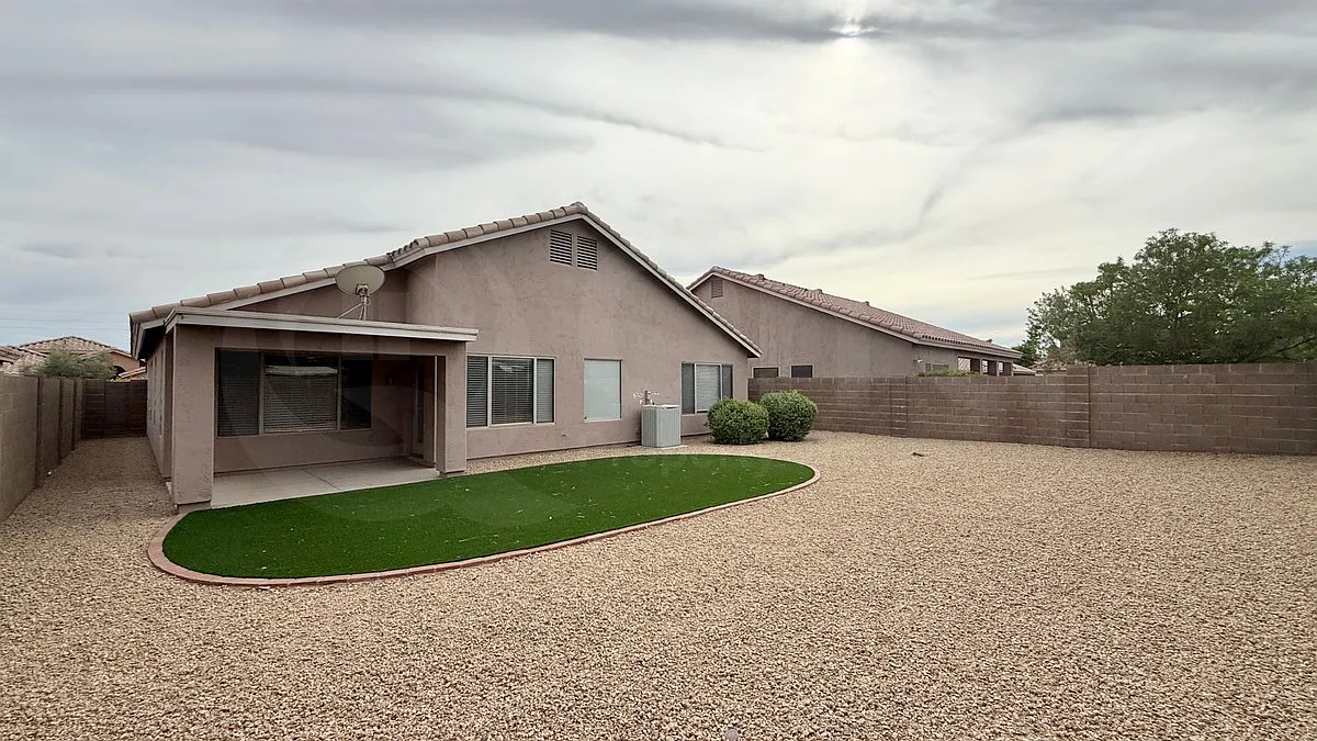 4 bed, 2.0 bath, 1890 sqft, $2,395 — Photo 4