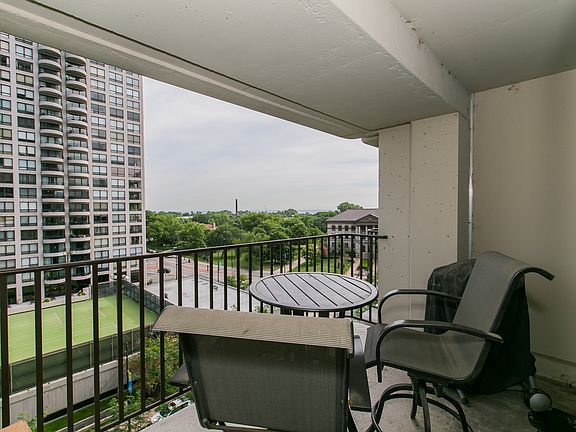 4th image of 1960 N Lincoln Park W APT 812