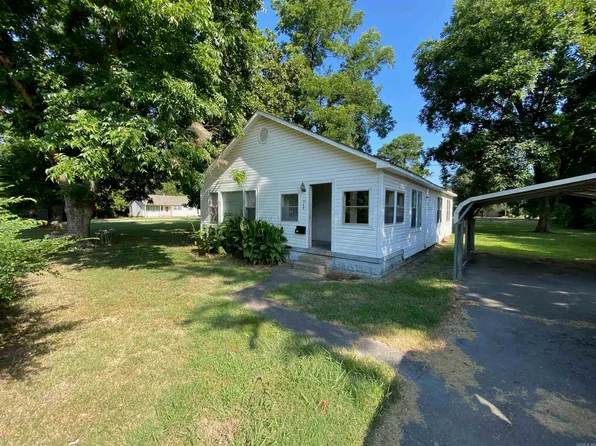 242 E Davis St, Piggott, AR 72454
