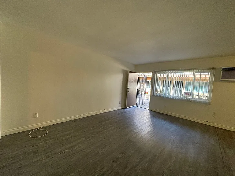 526 E Windsor Rd — Photo 5