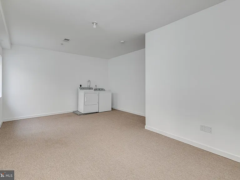 228 W George St #218 — Photo 14