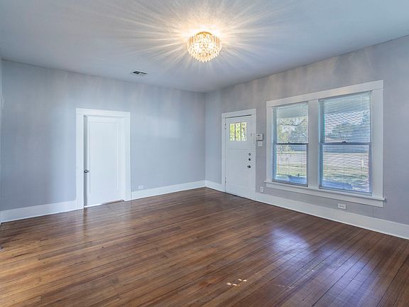 4th image of 609 Herring Ave