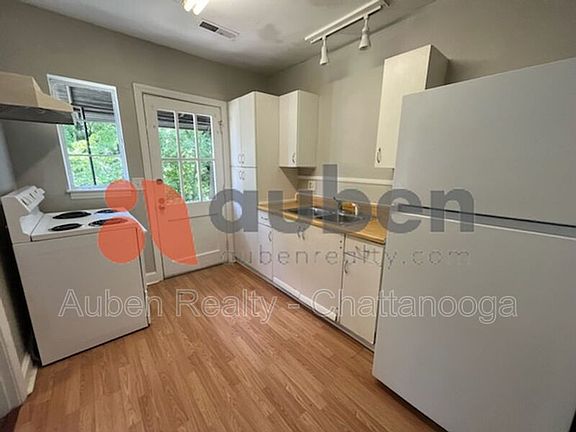 5th image of 111 Hollyberry Ln
