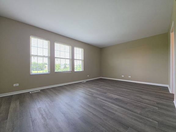 5th image of 207 Springbrook Trl S