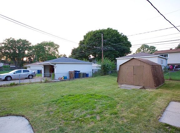 3rd image of 82 E Wrightwood Ave