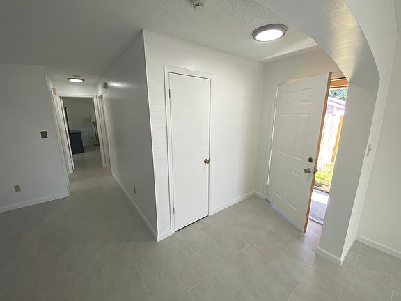 4th image of 2403 Albaca Dr