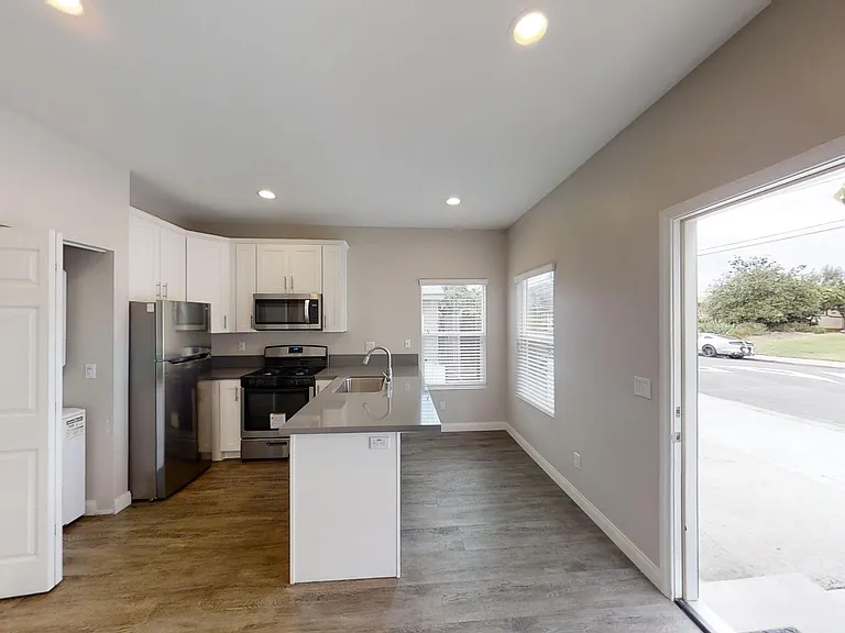 5214 E Falls View Dr — Photo 4
