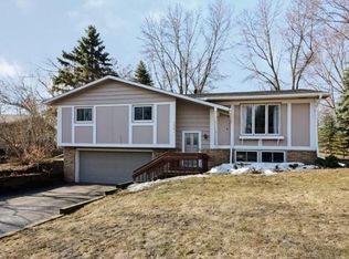 1481 Scenic View Dr, Chaska, MN 55318