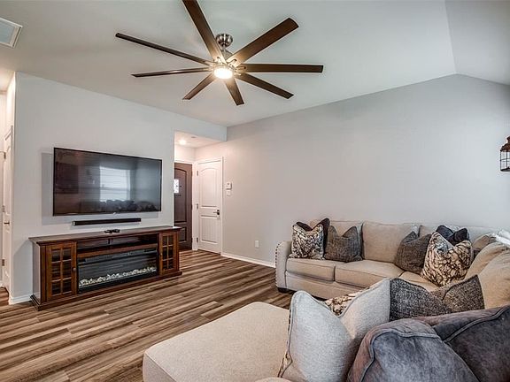 4th image of 25707 Bottlebrush Sedge St