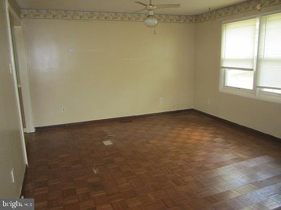 2nd image of 568 Roosevelt Blvd