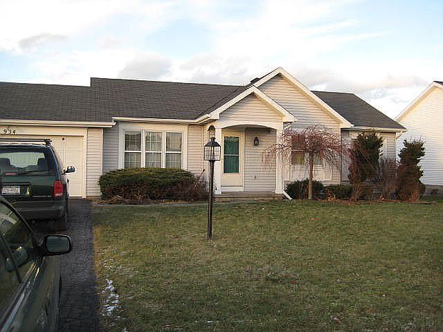 2 car garage & nice landscaped front of house