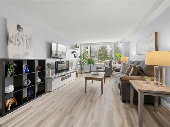 35 Green Valley Dr #204, Kitchener, ON N2P 2A5