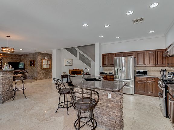 5th image of 2418 W Barbie Ln