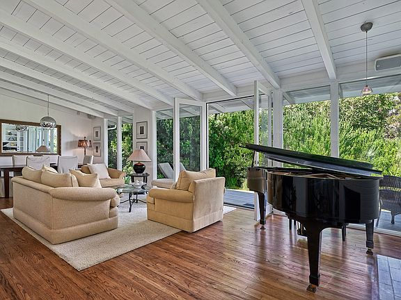 3rd image of 2211 Hollyridge Dr