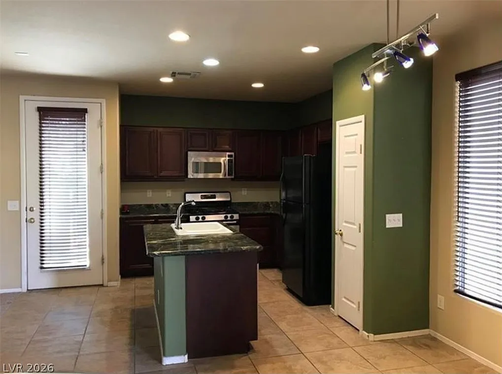 3 bed, 3.0 bath, 1609 sqft, $1,950 — Photo 4