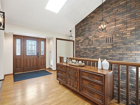 5th image of 9425 Edgebrook Dr