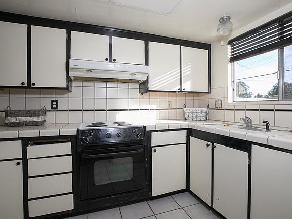 3rd image of 5461 Soquel Dr