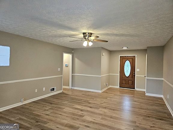 3rd image of 135 Old Lantern Dr