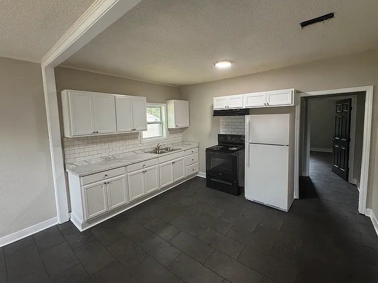 2760 Lola Ave — Photo 4
