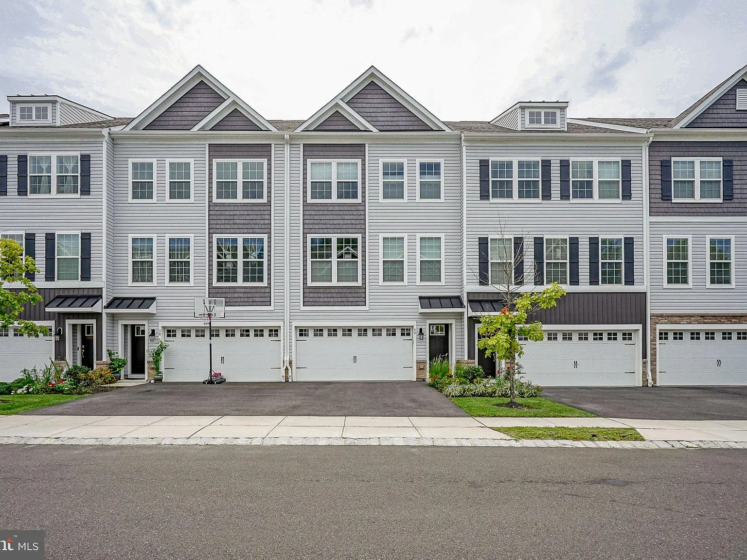 3 bed, 2.5 bath, 2254 sqft, $4,000 — Photo 2