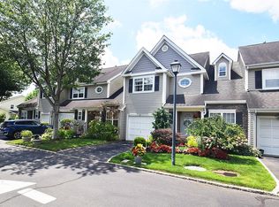 16 Scarborough Dr, Smithtown, NY 11787