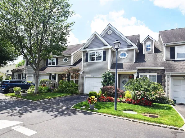 16 Scarborough Drive, Smithtown, NY 11787