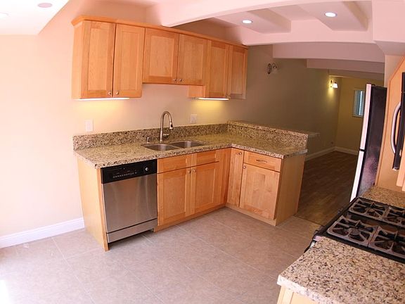 KITCHEN WITH STAINLESS STEEL APPLIANCES