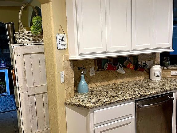 4th image of 180 Anaqua Dr