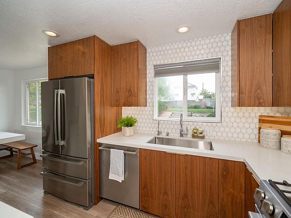 3rd image of 2760 E Pamela Dr