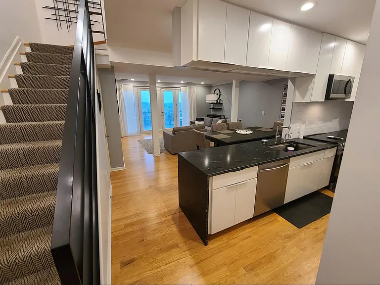 241 Hastings St — Photo 3