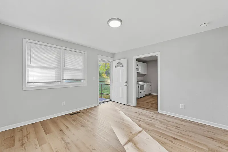 2 bed, 1.0 bath, $1,400 — Photo 3