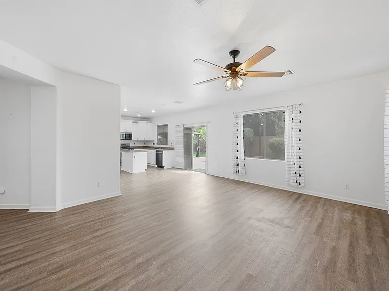 12175 W Chase Ln — Photo 11