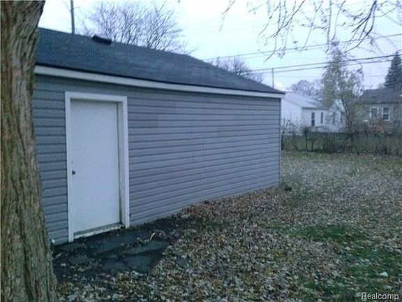 4th image of 28517 Elmwood St