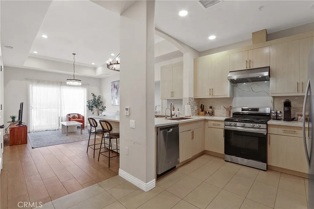 2 bed, 1230 sqft, $3,300 — Photo 2