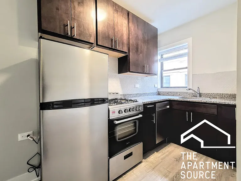 429 W Belden Ave #103 — Photo 2