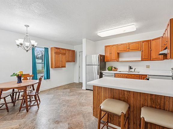 5th image of 202 E Olinda Ave