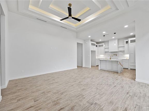 3rd image of 407 Liza St