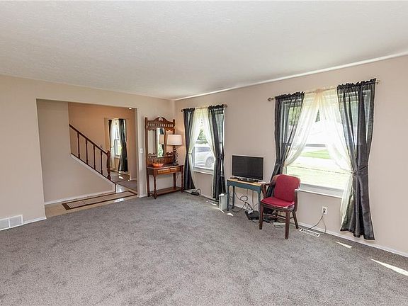 3rd image of 671 Pepperwood Dr