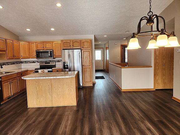 5th image of 272 Interlaken Ct