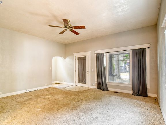 3rd image of 415 Van Buren St